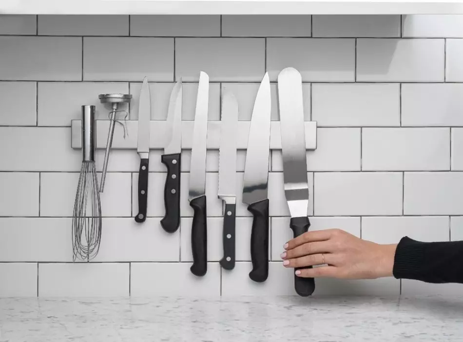 دارنده چاقو مغناطیسی (29 عکس): نحوه انتخاب یک آهنربا روی دیوار؟ چگونه می توان به طور منظم نگهدارنده های دیوار در آشپزخانه؟ 25009_5