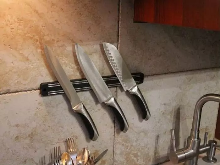 Pemegang pisau magnet (29 foto): Bagaimana untuk memilih magnet di dinding? Bagaimana dengan betul menggantungkan pemegang dinding di dapur? 25009_7