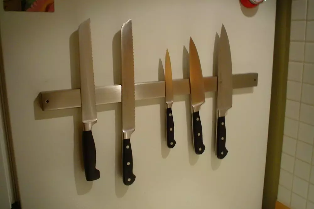 دارنده چاقو مغناطیسی (29 عکس): نحوه انتخاب یک آهنربا روی دیوار؟ چگونه می توان به طور منظم نگهدارنده های دیوار در آشپزخانه؟ 25009_8