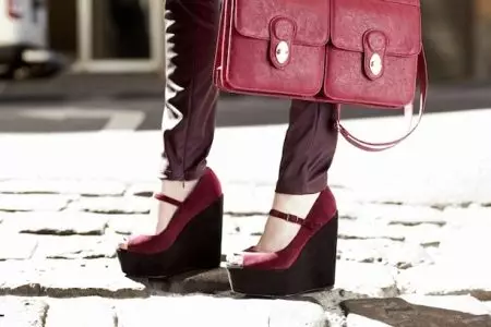 Burgundy topánky (57 fotografií): Čo nosiť ženské modely na farbe Bordeaux, s tým, čo je pančuchy kombinovať 2500_57