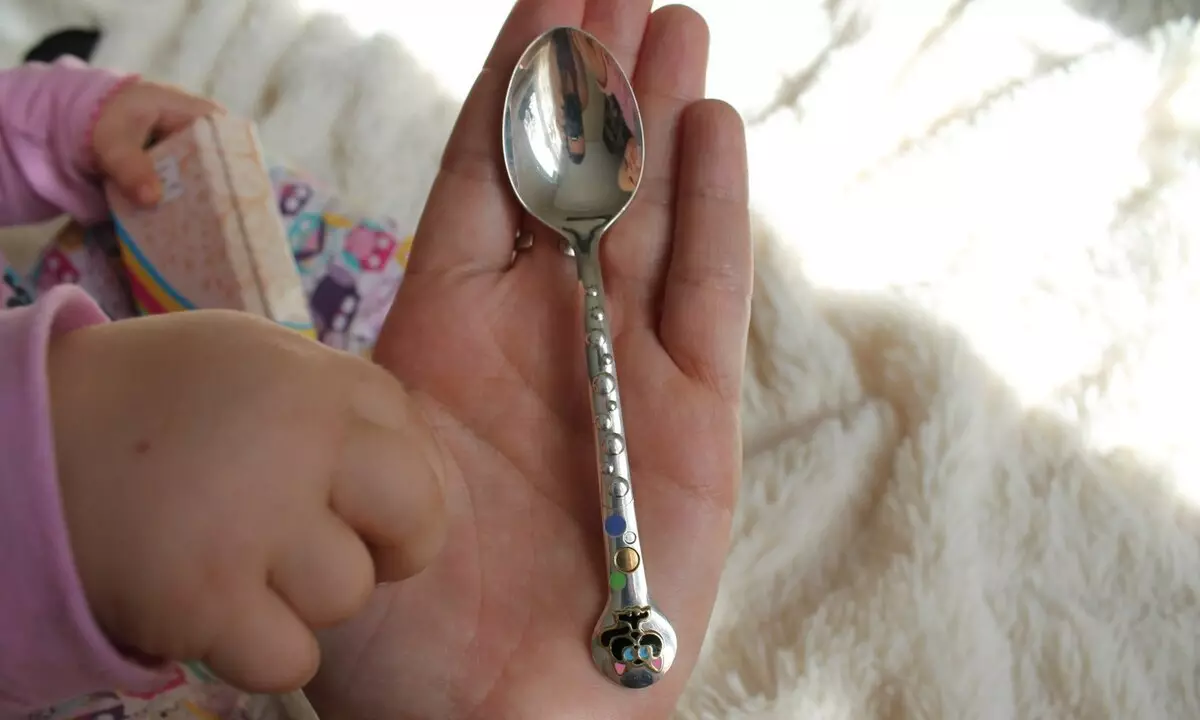 بچوں کے لئے سلور چمچ: ایک نوزائیدہ کے لئے ایک چمچ کرسٹیننگ کرنے کے لئے. آلے کو بپتسمہ دینے کے لئے کیوں؟ ذاتی چمچ 