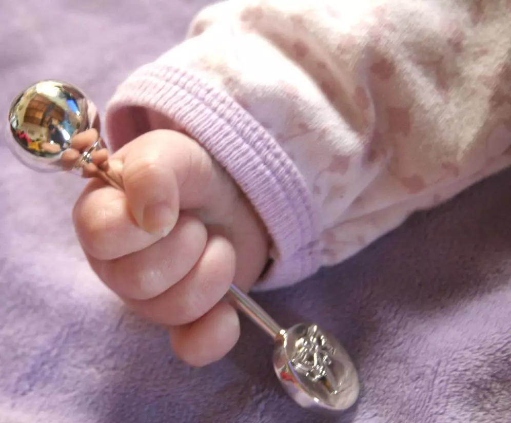 Cucharas de plata para niños: una cuchara para un recién nacido para el bautizo. ¿Por qué dar el dispositivo al bautismo? Cucharas personales 