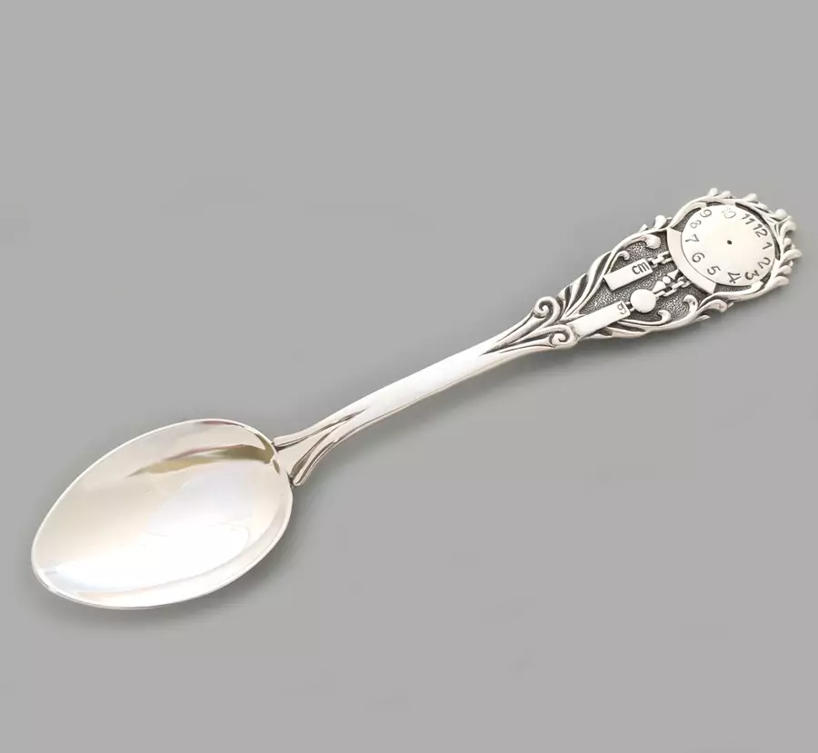 Cucchiai d'argento per bambini: un cucchiaio per un neonato a battesimo. Perché dare il dispositivo al battesimo? Cucchiai personali 
