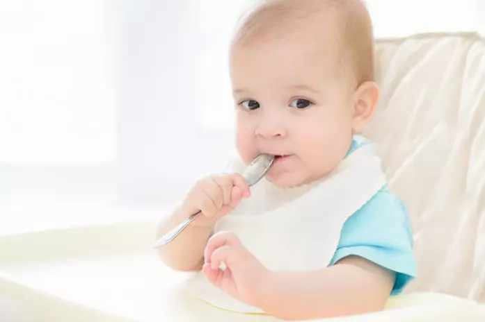 兒童的銀勺子：一個新生兒的勺子。為什麼將設備給洗禮？個人勺子“牙齒”。有可能餵孩子嗎？ 25032_4
