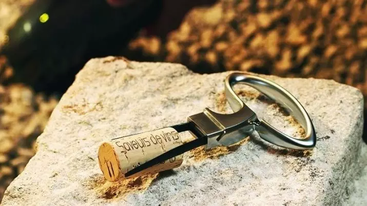 Meriv çawa şerabek corkscrew veke? Meriv çawa şûşeyek bi screw û corkscrew bi pêlavan vekir? Meriv çawa keçika şerabê bi çalekek birêkûpêk veke? 25040_10