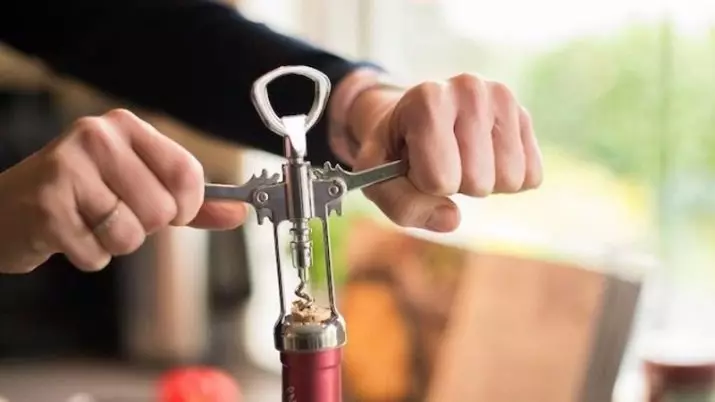 Bagaimana untuk membuka wain Corkscrew? Bagaimana untuk membuka botol dengan skru dan corkscrew dengan sayap? Bagaimana untuk membuka Gadis Wain dengan Corkscrew biasa? 25040_13