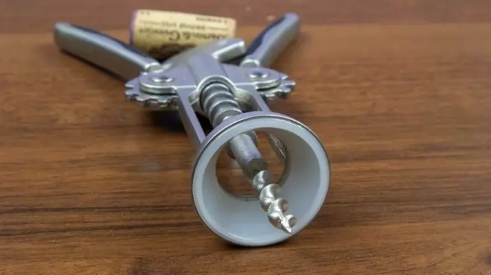 Bagaimana untuk membuka wain Corkscrew? Bagaimana untuk membuka botol dengan skru dan corkscrew dengan sayap? Bagaimana untuk membuka Gadis Wain dengan Corkscrew biasa? 25040_5