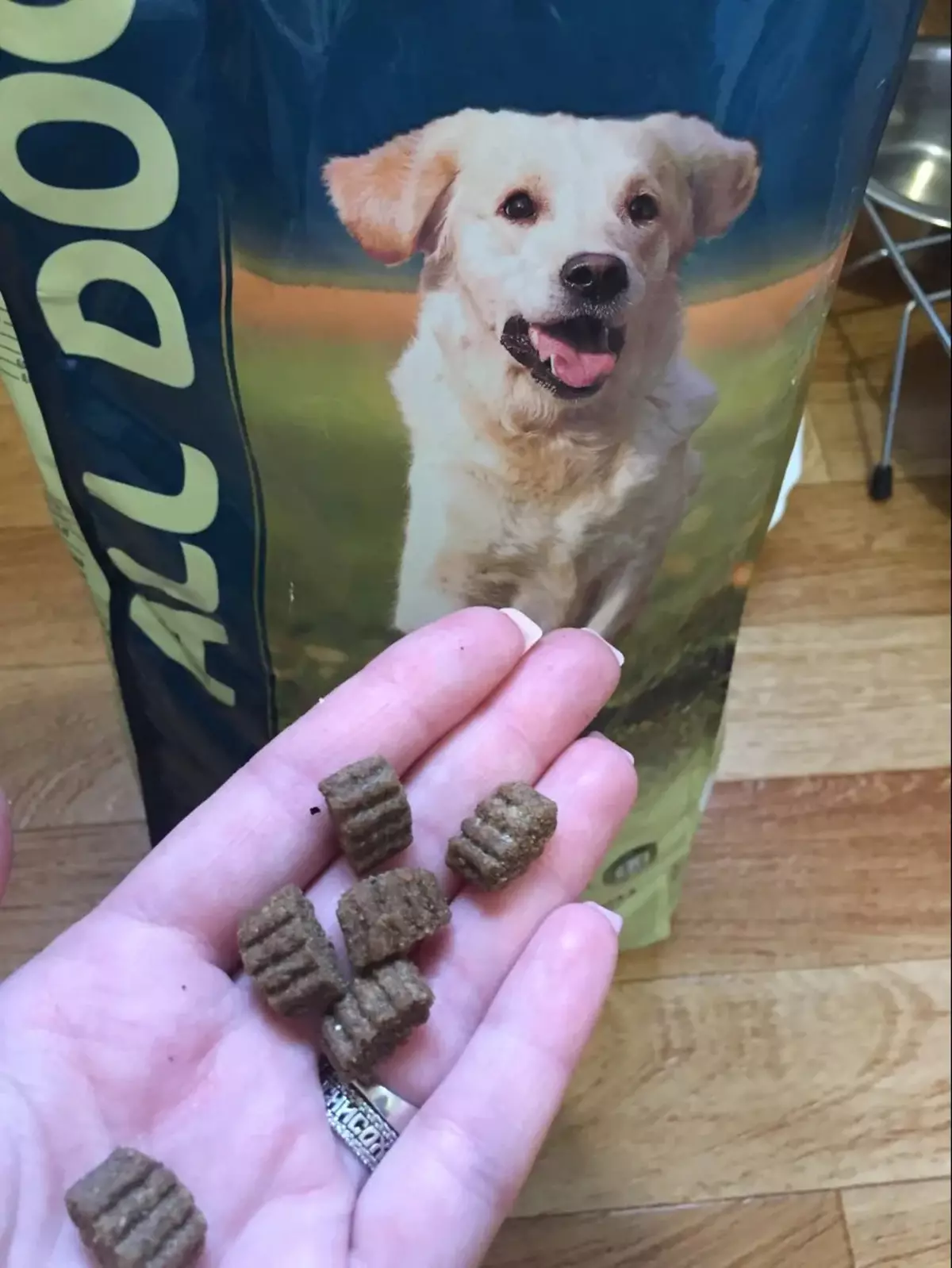 อาหารสำหรับสุนัขสุนัขทุกตัว: องค์ประกอบ, แพ็คอาหารแห้งเต็มรูปแบบ 20 กก. สำหรับลูกสุนัขและผู้ใหญ่ความคิดเห็น 25067_18