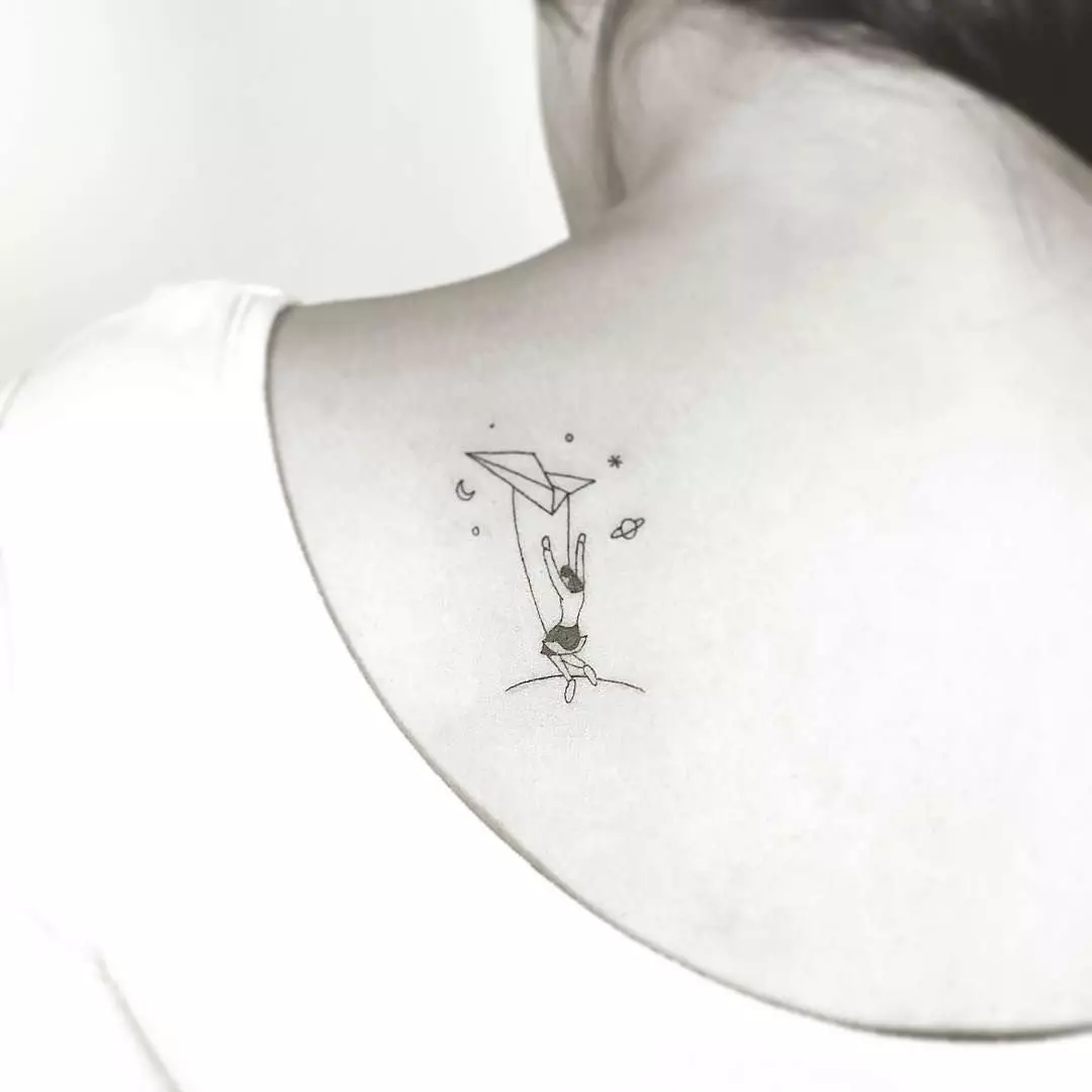 Tattoo Tattoo: Ga 'yan mata a Koriya ta Kudu. Kananan, tare da fassara, minimalism salon da sauran shirye-shiryen zane. Ma'anar su 250_12
