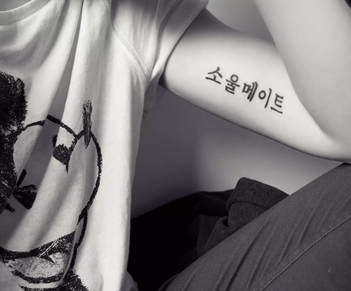 Koreai tetoválás: a lányok Dél-Koreában. Kicsi, fordítással, minimalizmus stílusgal és más vázlatokkal. Jelentése 250_13