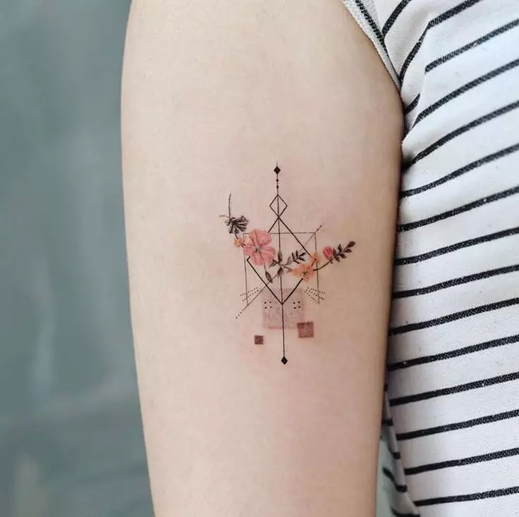 Tattoo Tattoo: Ga 'yan mata a Koriya ta Kudu. Kananan, tare da fassara, minimalism salon da sauran shirye-shiryen zane. Ma'anar su 250_20