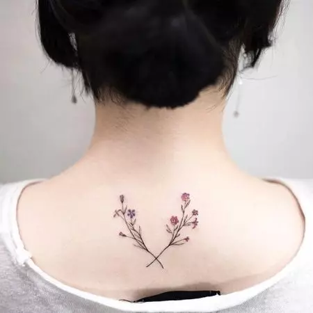 Tattoo waku Korea: kwa atsikana ku South Korea. Aang'ono, omwe ali ndi matembenuzidwe, miyeso yochepetsetsa ndi zojambula zina. Tanthauzo Lake 250_28