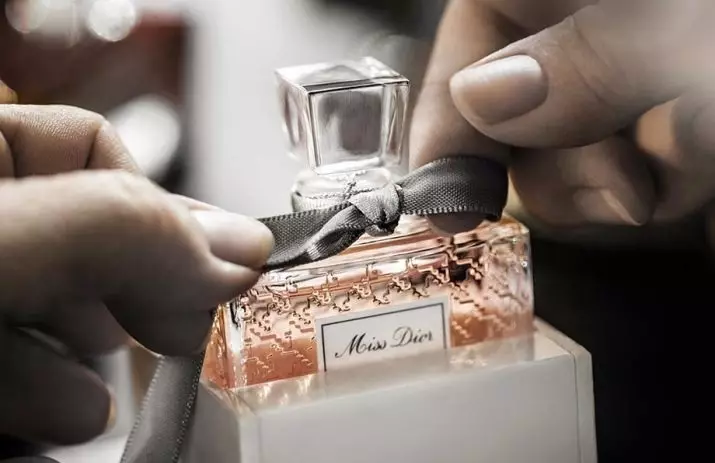 Perfumery Dior (56 myndir): Perfume kvenna, Miss Dior og J'Adore Absolu salerni vatn, sauvage karla, diorissimo og blómstrandi vönd, aðrar franska smyrsl 25161_26