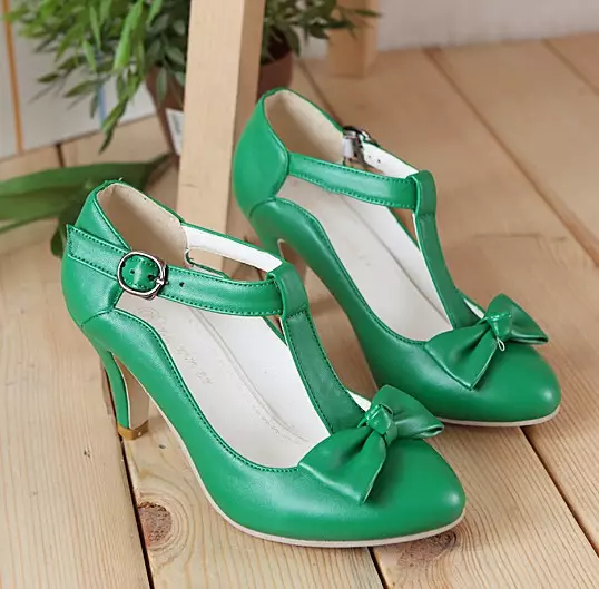 Zöld cipő (52 fotó): Mit kell viselni női smaragd modellek és sötétzöld 2516_31