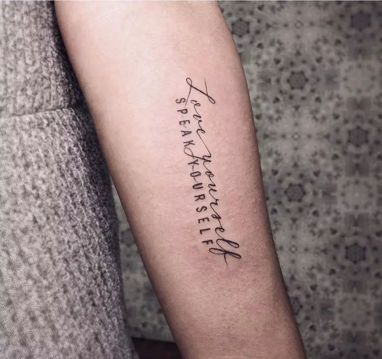 Tattoo i le Igilisi (67 ata): fuaitau ma faaliliuga. Filifiliga o tattoo-tusitusiga. Upu matagofie ma upusii mo teine ​​ma tagata 251_11