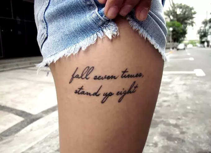 Tattoo në anglisht (67 foto): Fraza me përkthim. Përzgjedhja e mbishkrimit të tatuazhit. Fjalë të bukura dhe citime për vajzat dhe për burrat 251_12