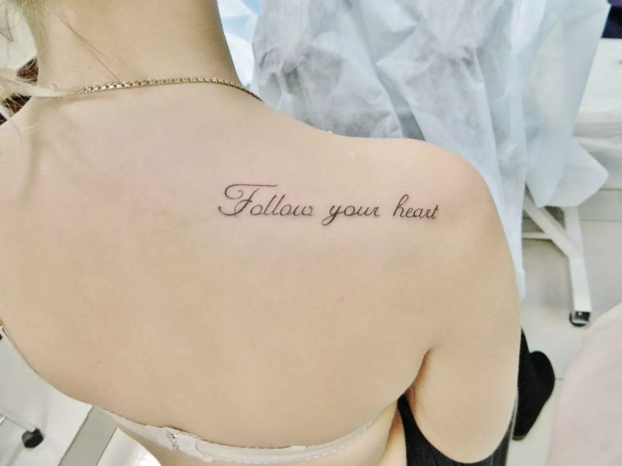 Tattoo në anglisht (67 foto): Fraza me përkthim. Përzgjedhja e mbishkrimit të tatuazhit. Fjalë të bukura dhe citime për vajzat dhe për burrat 251_14