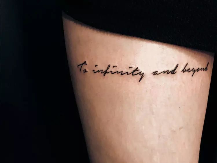 Tattoo në anglisht (67 foto): Fraza me përkthim. Përzgjedhja e mbishkrimit të tatuazhit. Fjalë të bukura dhe citime për vajzat dhe për burrat 251_17