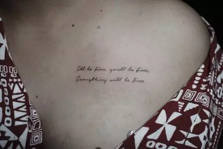 Tattoo në anglisht (67 foto): Fraza me përkthim. Përzgjedhja e mbishkrimit të tatuazhit. Fjalë të bukura dhe citime për vajzat dhe për burrat 251_48
