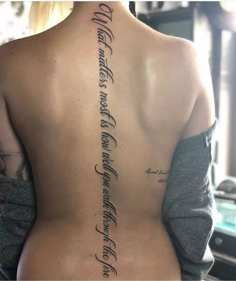 Tattoo në anglisht (67 foto): Fraza me përkthim. Përzgjedhja e mbishkrimit të tatuazhit. Fjalë të bukura dhe citime për vajzat dhe për burrat 251_53