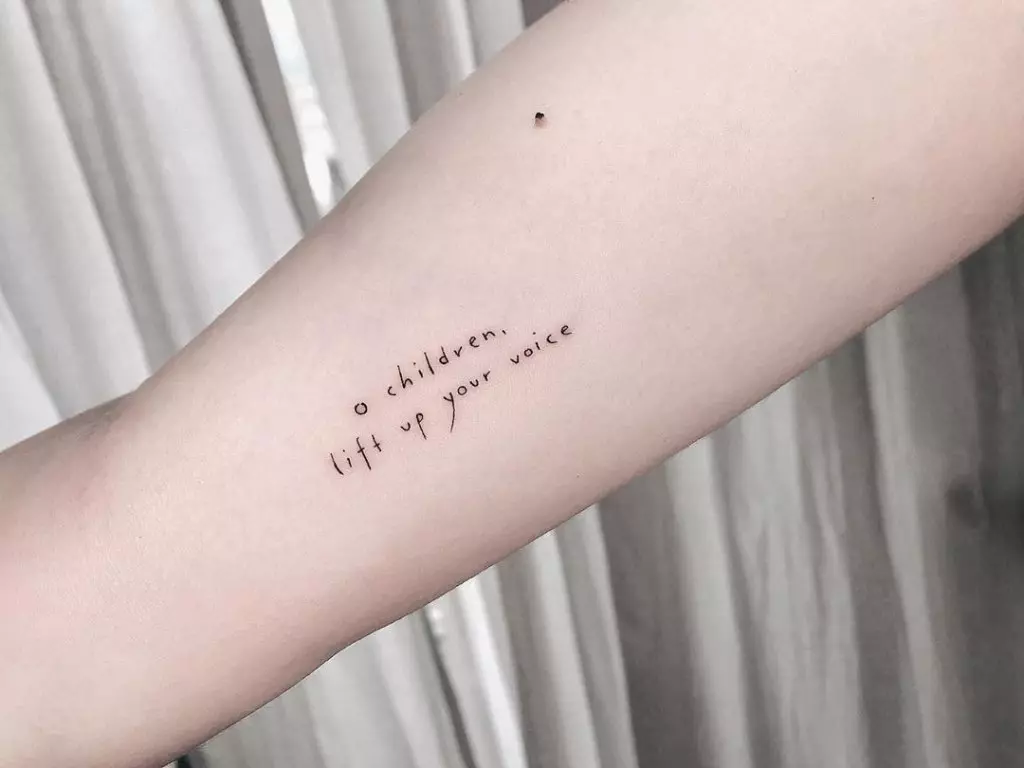 Tattoo në anglisht (67 foto): Fraza me përkthim. Përzgjedhja e mbishkrimit të tatuazhit. Fjalë të bukura dhe citime për vajzat dhe për burrat 251_58