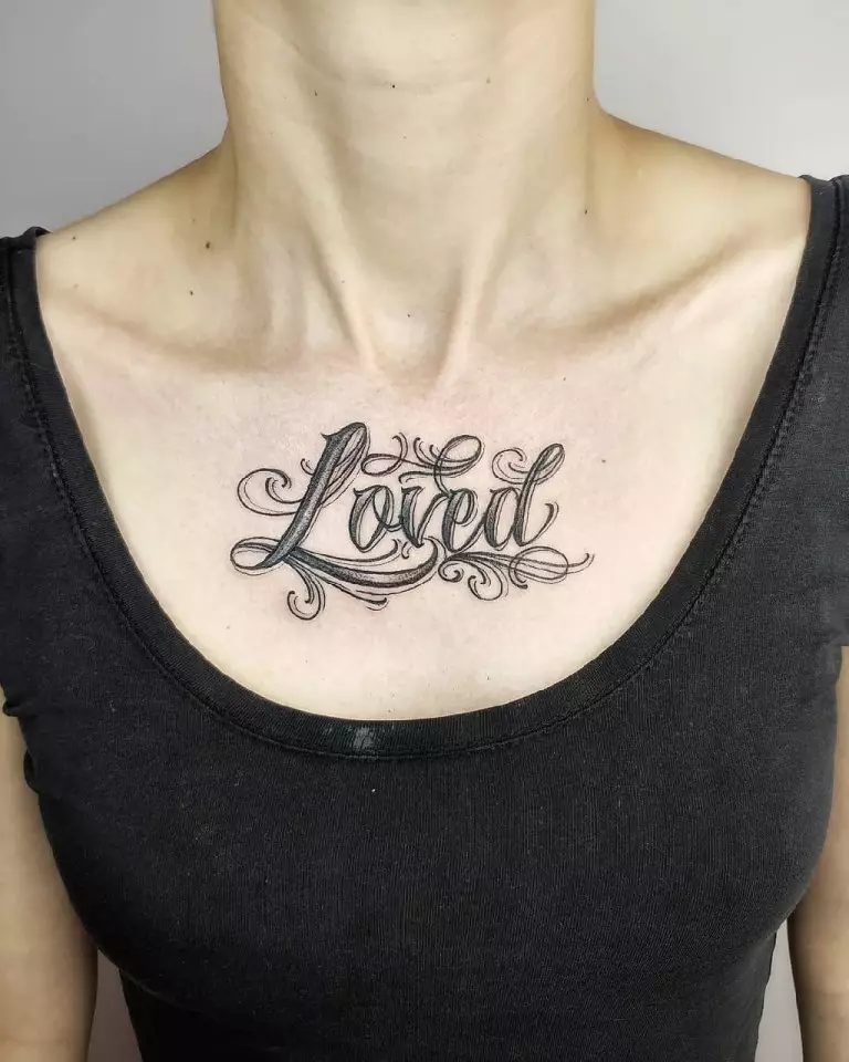 Tattoo në anglisht (67 foto): Fraza me përkthim. Përzgjedhja e mbishkrimit të tatuazhit. Fjalë të bukura dhe citime për vajzat dhe për burrat 251_60