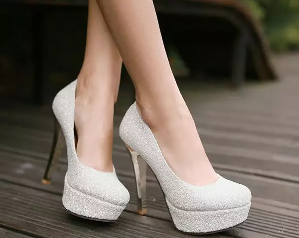 Summer shoes (61 photos): Women's open models 2021 at low and high heels, trendy light gray shoes 2520_45