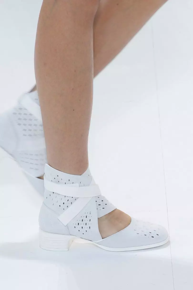 夏季鞋（61張照片）：女性的開放式型號2021在低高跟鞋，時尚淺灰色鞋子 2520_6