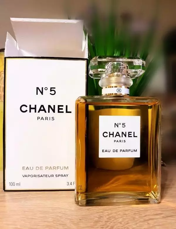 Parfym Chanel N ° 5: Parfym och toalettvatten, Beskrivning av kvinnors smaker, komposition Eau de Parfum och andra sprit, skapande och recensioner Historia 25221_16