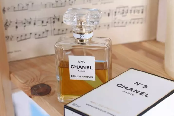 I-Perfume Chanel n ° 5: Amakhaya namanzi angasese, incazelo yokunambitheka kwabesifazane, ukwakheka kwe-ea de parfum neminye imimoya, umlando wendalo nokubuyekezwa 25221_18