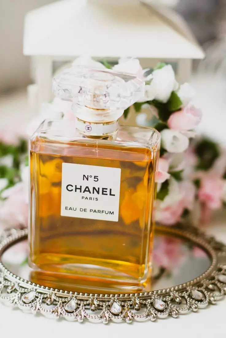 Parfym Chanel N ° 5: Parfym och toalettvatten, Beskrivning av kvinnors smaker, komposition Eau de Parfum och andra sprit, skapande och recensioner Historia 25221_26