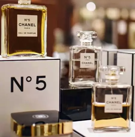 Perfume Chanel N ° 5: Perfume e WC Water, Descrição dos sabores das mulheres, composição Eau de Parfum e outros espíritos, história da criação e revisões 25221_27