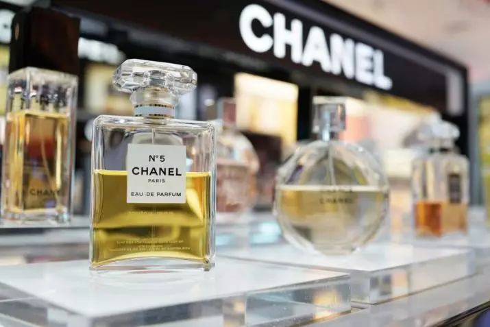 Perfume Chanel N ° 5: Perfume e WC Water, Descrição dos sabores das mulheres, composição Eau de Parfum e outros espíritos, história da criação e revisões 25221_28