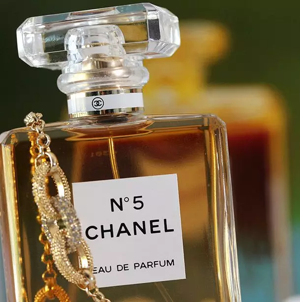 Perfume Chanel N ° 5: Perfume e WC Water, Descrição dos sabores das mulheres, composição Eau de Parfum e outros espíritos, história da criação e revisões 25221_3
