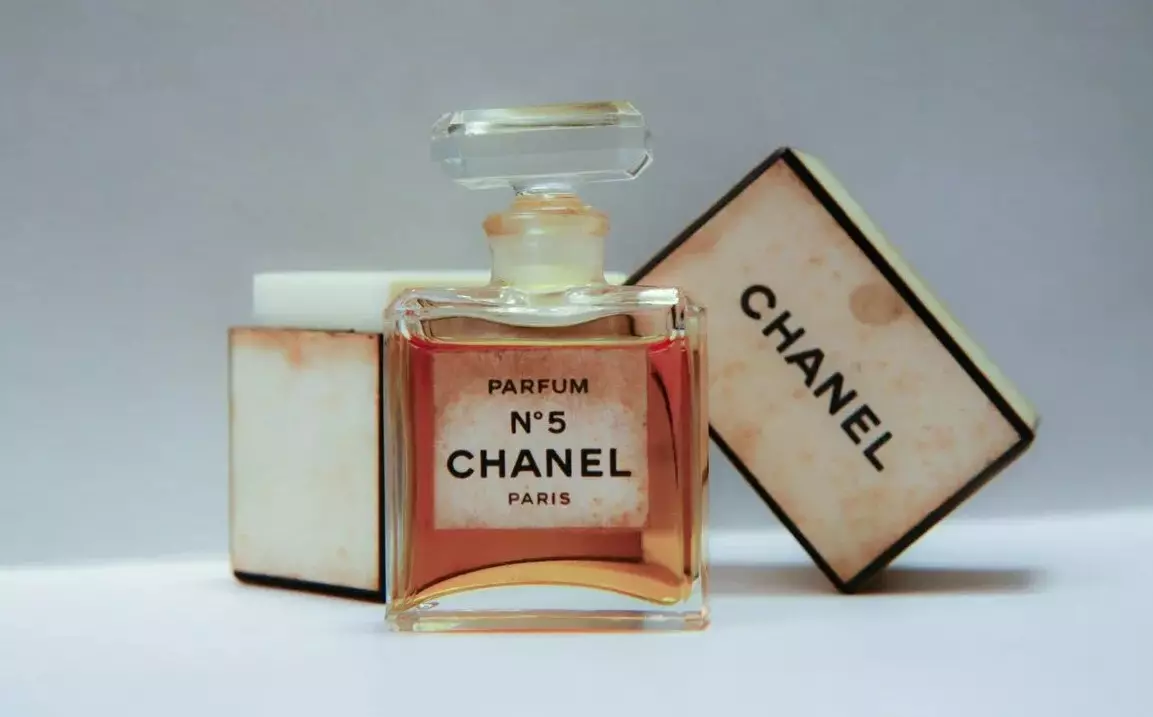 I-Perfume Chanel n ° 5: Amakhaya namanzi angasese, incazelo yokunambitheka kwabesifazane, ukwakheka kwe-ea de parfum neminye imimoya, umlando wendalo nokubuyekezwa 25221_8