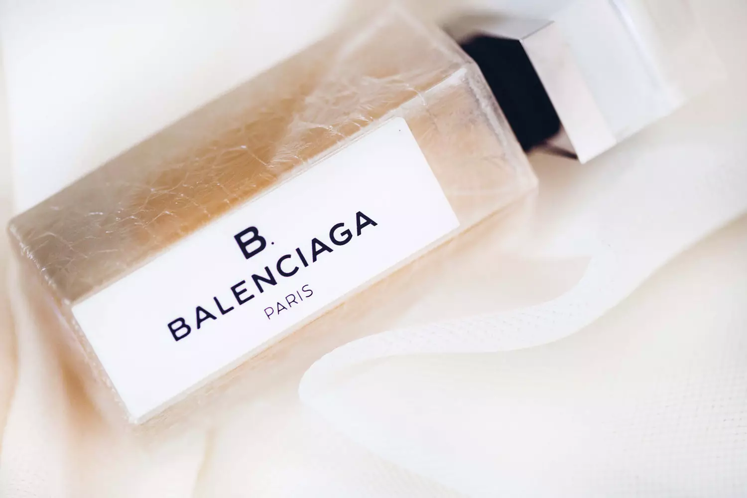Female perfume Balenciaga: Spirits, overview of the toilette water Florabotanica and Cristobal, Prelude, Paris and other flavors, how to choose 25231_18