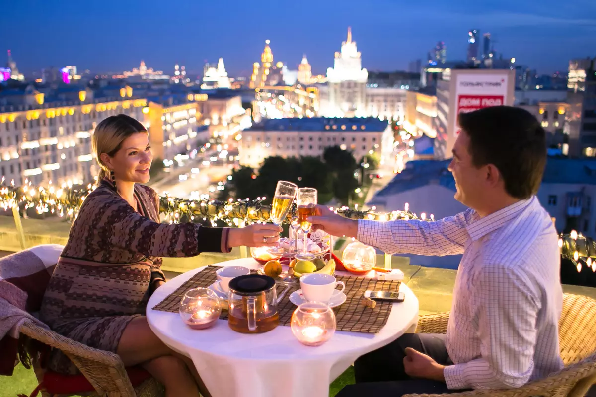 Вечером какой отношение. Романтическое свидание. Ужин на крыше. Романтический ужин на крыше. Свидание на крыше Москва.