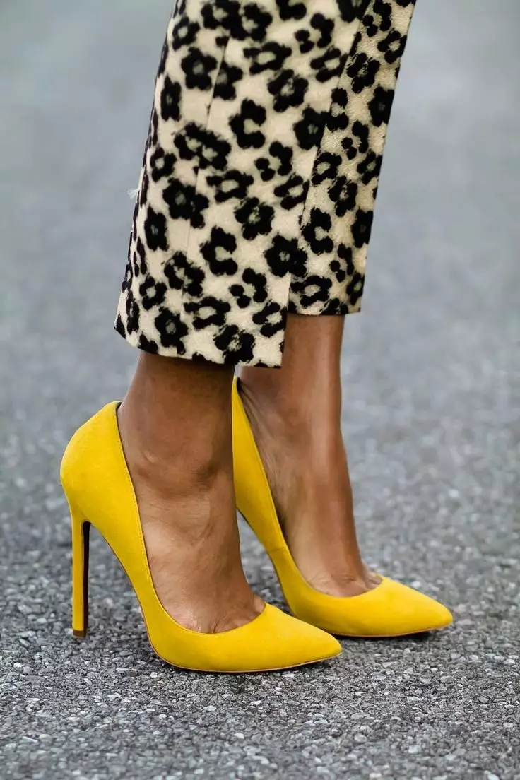 Stiletto-schoenen (139 foto's): White Women's Modellen met een scherpe neus, schoenen op een dunne hoogte 20 cm hoog 2528_108
