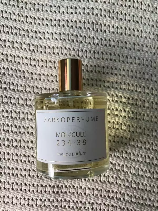 Parfumerie Zarkoperfume: Růžová molekula 090 09 a molekula č.8, založení a fialová molekula 070 07, parfémy Meraking Troy a další lihoviny. Recenze 25291_7
