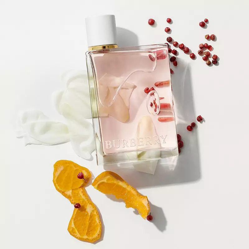 Perfumery Burberry (31 fotoj): Parfumo kaj virinaj neceseja akvo, korpo kaj semajnfino, gustumas la baton Eau de Toilette kaj la takto, aliaj, recenzoj 25298_24
