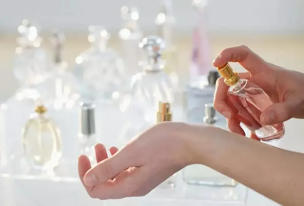 Perfume Agent Hervocateur (Linepe tse 30): Litlolo le metsi a ntloaneng, pinki e monate ea afrodisia, tlhaloso, ho qapa 25311_25