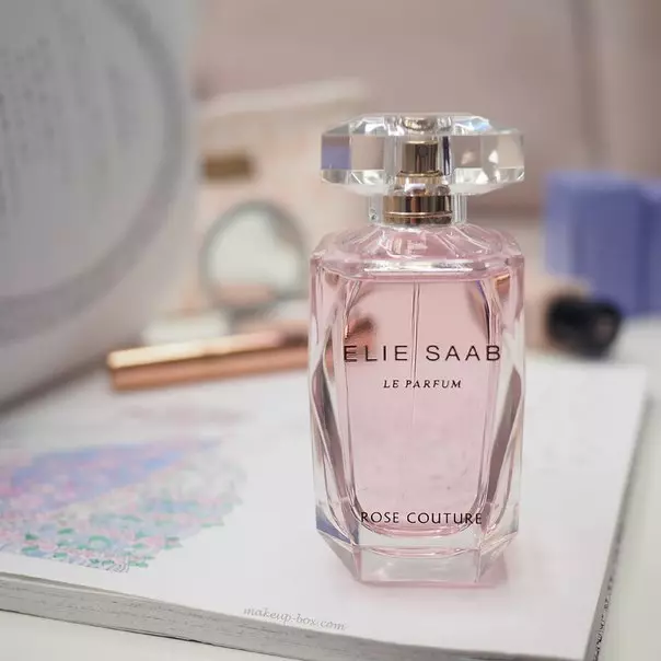 Perfum Elie Saab: Spirits Le Parfum Royal, Le Parfum Essentiel, Dievča teraz, Le Parfum v bielej a toaletnej vode Rose Couture, recenzie 25329_21