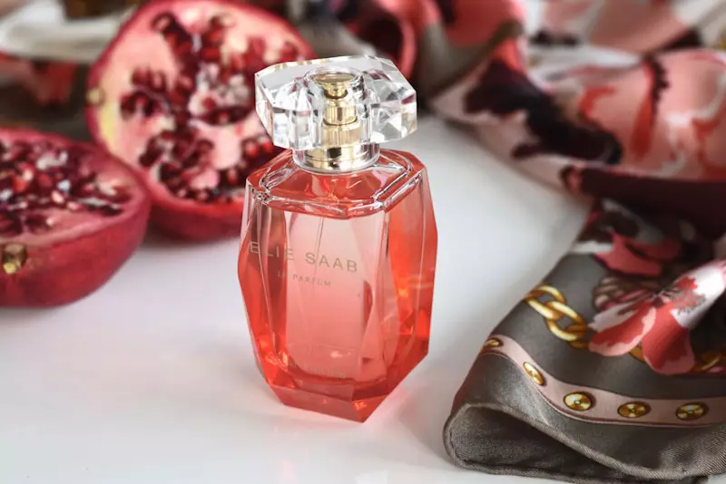 Perfym Elie Saab: Spirits Le Parfum Royal, Le Parfum Essentiel, Tjej Nu, Le Parfum i Vit och Toalett Vatten Rose Couture, Recensioner 25329_6