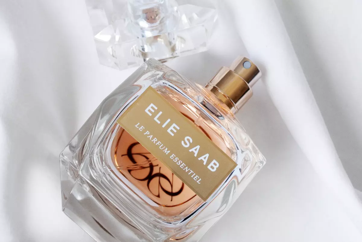 Perfum Elie Saab: Spirits Le Parfum Royal, Le Parfum Essentiel, Now Girl, Le Parfum սպիտակ եւ զուգարանի ջրի վարդի կուտյուր, ակնարկներ 25329_8