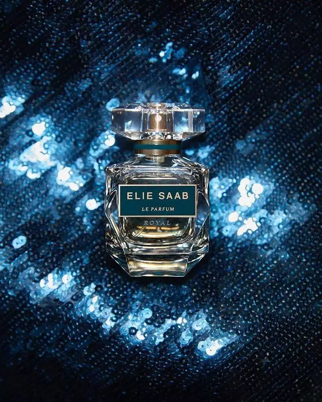 Perfym Elie Saab: Spirits Le Parfum Royal, Le Parfum Essentiel, Tjej Nu, Le Parfum i Vit och Toalett Vatten Rose Couture, Recensioner 25329_9