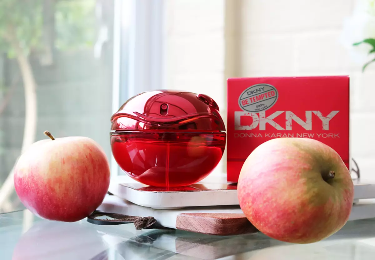 Dkny Perfume (picha 24): Perfume na maji ya choo kwa namna ya apple ya kijani, ladha ya kike kuwa ladha, hadithi za eau de toilette na manukato mengine kutoka Donna Karan 25330_14