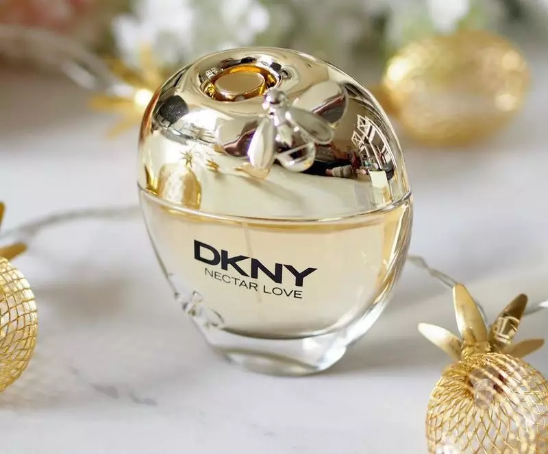 Dkny Perfume (picha 24): Perfume na maji ya choo kwa namna ya apple ya kijani, ladha ya kike kuwa ladha, hadithi za eau de toilette na manukato mengine kutoka Donna Karan 25330_15