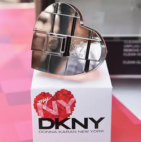 Dkny Perfume (picha 24): Perfume na maji ya choo kwa namna ya apple ya kijani, ladha ya kike kuwa ladha, hadithi za eau de toilette na manukato mengine kutoka Donna Karan 25330_19