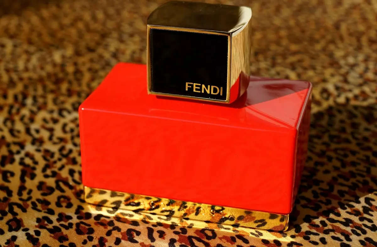 Парфуми Fendi: жіночі парфуми і туалетна вода, аромат Fan di Fendi і з дерев'яною кришкою, Fendi Theorema і Palazzo для жінок 25344_13