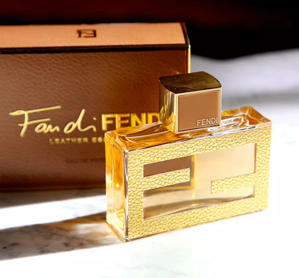 Fendi parfem: ženski parfem i toaletne vode, Fan di Fendi ukus i drvenim poklopcem, Fendi Theorema i Palazzo za žene 25344_9